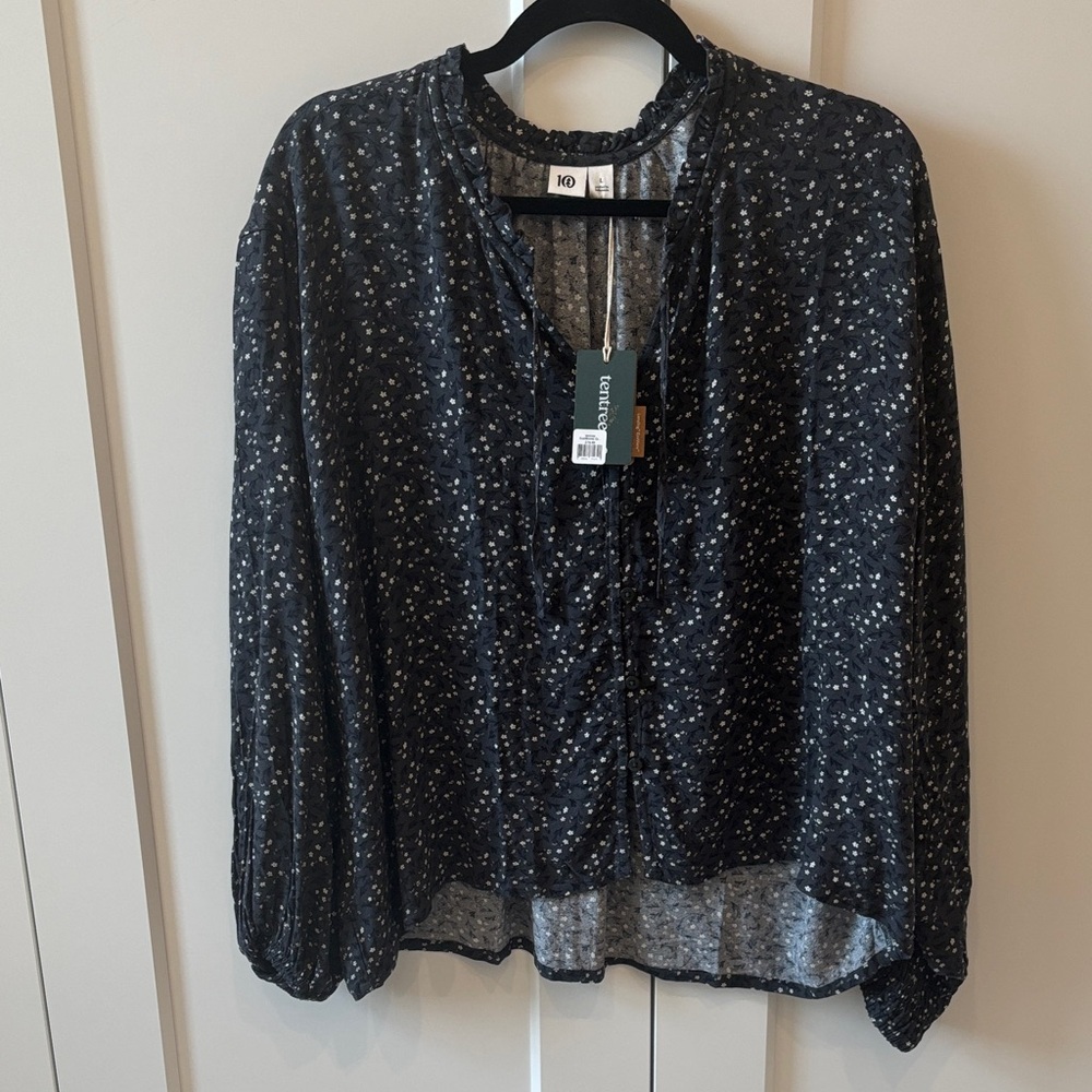 NWT Women’s tentree Smocked Blouse, Large